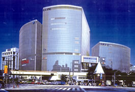 有楽町駅前土地区画整理事業で建設された有楽町センタービル（有楽町マリオン）の写真です。